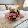 Нежный букет с пионовидными розами, гортензией и лизиантусом