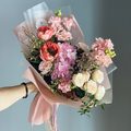 Нежный букет с пионовидными розами, гортензией и лизиантусом